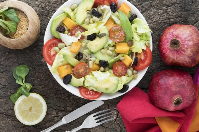 vista superior ensalada de frutas y verduras nutritiva Merca2.es