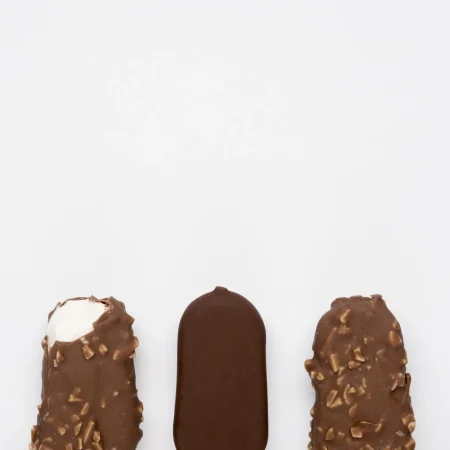 Descubre cómo hacer en casa deliciosos helados tipo 'Magnum' 4 Merca2.es vista superior sabrosos helados con espacio de copia Merca2.es