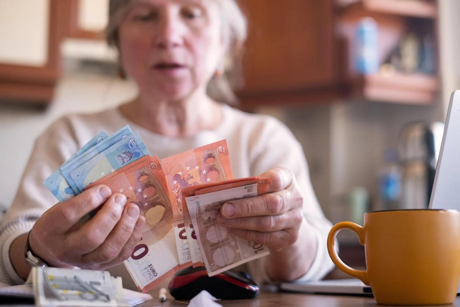 Desde 2022 es obligatorio para jubilados, pero pocos lo saben: los 5 trámites que tu banco debe hacerte gratis 2 Merca2.es El protocolo también protege una herramienta fundamental para el control de las finanzas de muchos jubilados: la cartilla de ahorros.