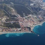 Esta es la playa de Granada que los locales no quieren que descubras: «No hay hoteles, solo casas de piedra y un bar de mariscada»
