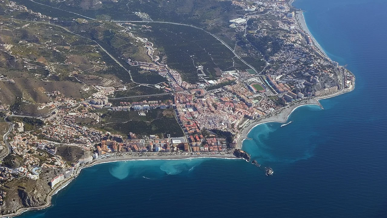 Esta es la playa de Granada que los locales no quieren que descubras: 