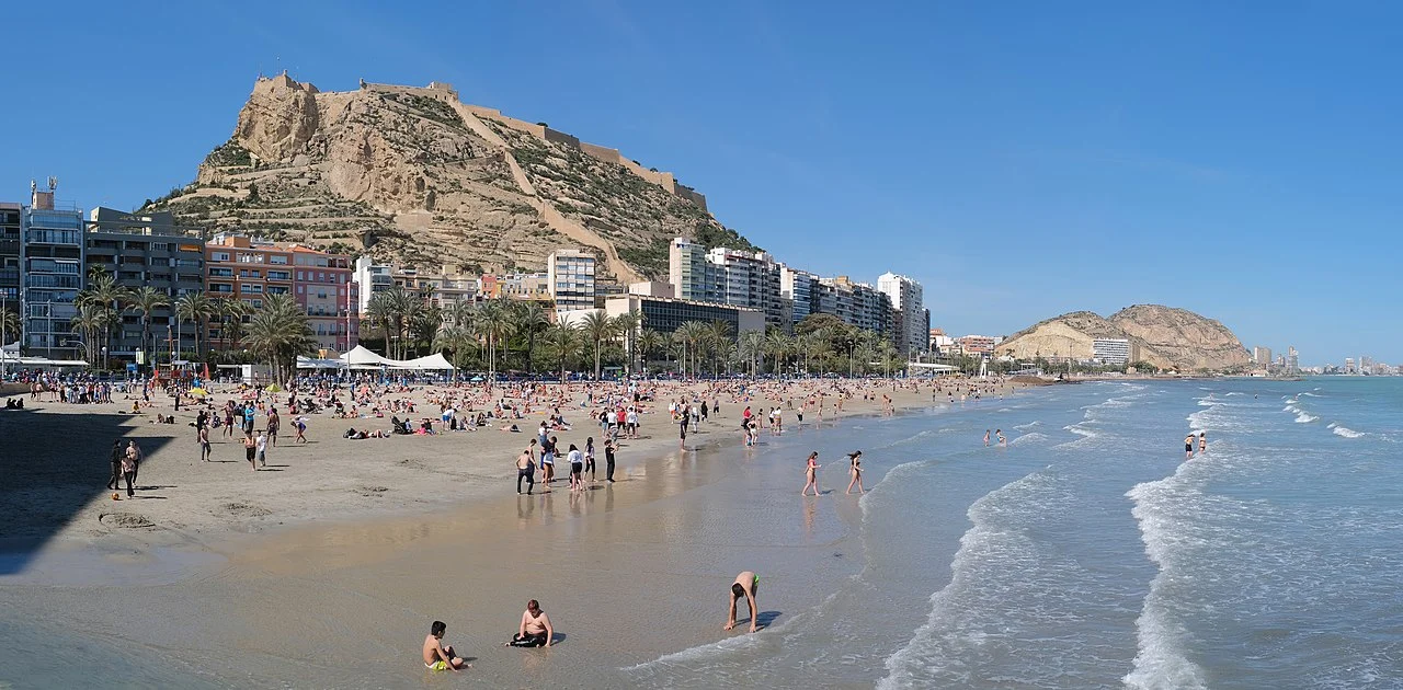 El único lugar de España donde el mar brilla de noche como las Maldivas, y está en Alicante