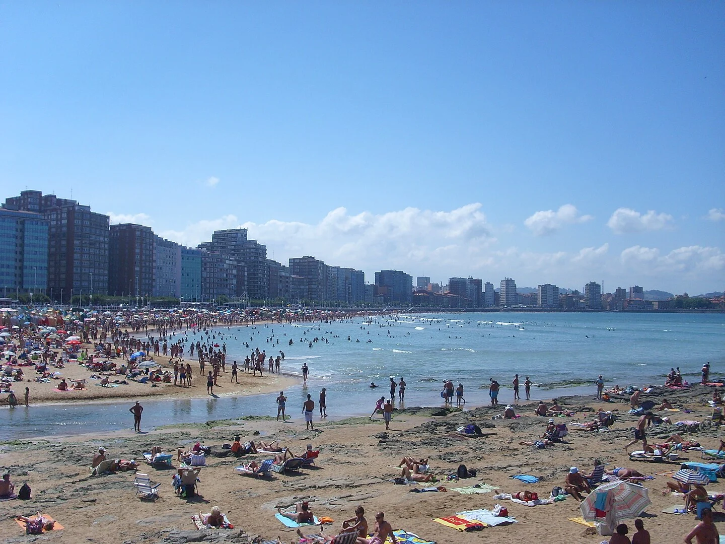 Tu planazo de verano está en el norte: surf de altura, pasado romano y noches de fiesta con el licor local como protagonista