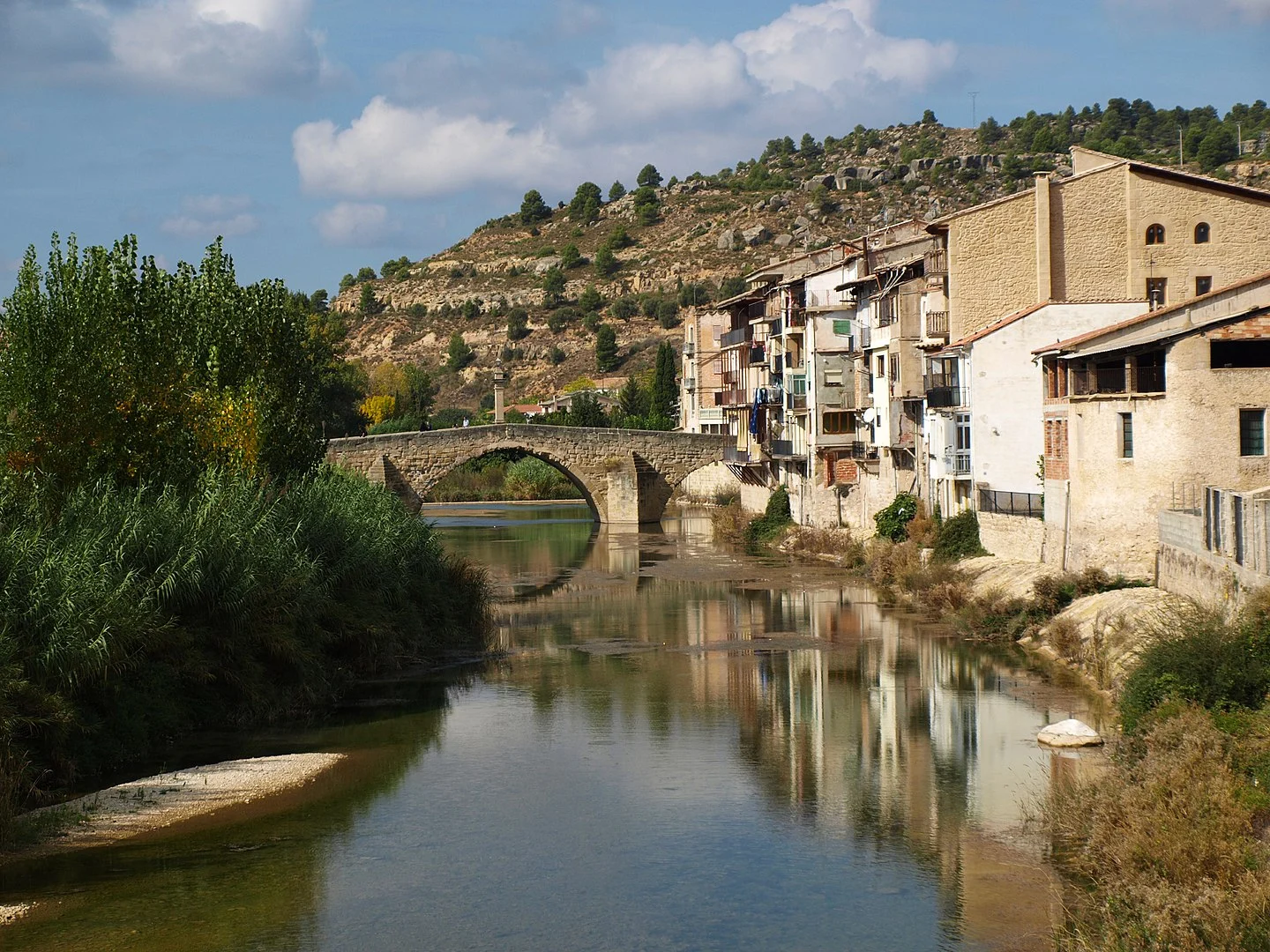 Si buscas Italia en España, corre aquí: pueblo medieval + senderismo salvaje + piscinas naturales = Toscana ibérica