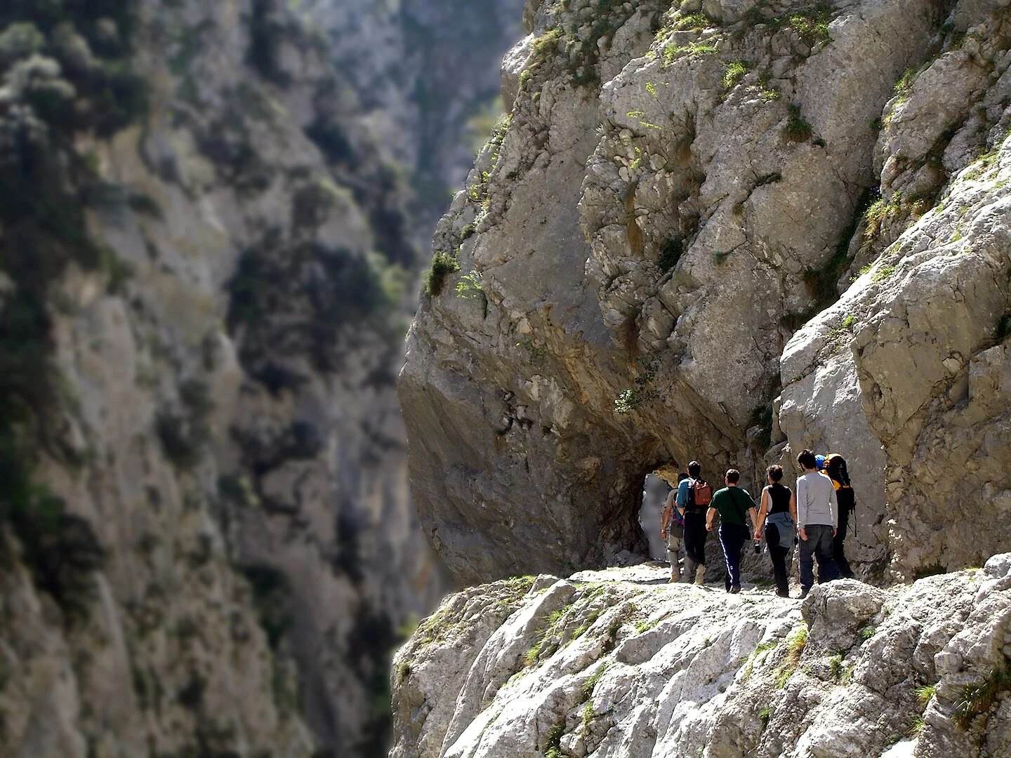 El mirador que te deja a 10 metros del vacío: el secreto más peligroso de los Picos de Europa