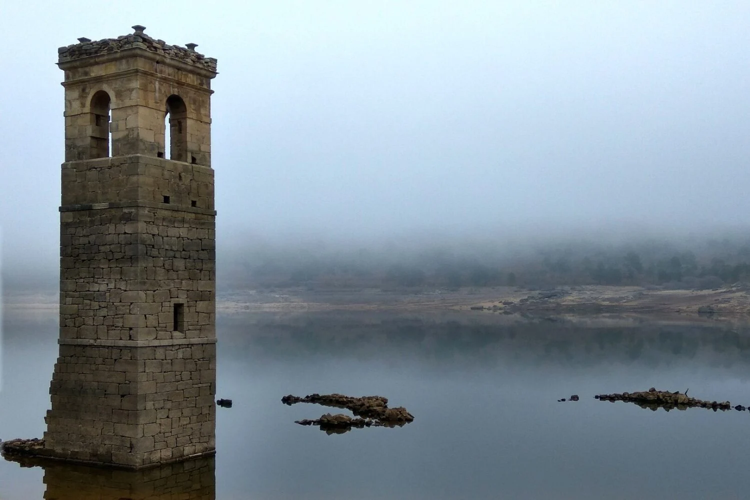 El pueblo que desaparece bajo el agua cada invierno: y este es el último momento para visitarlo