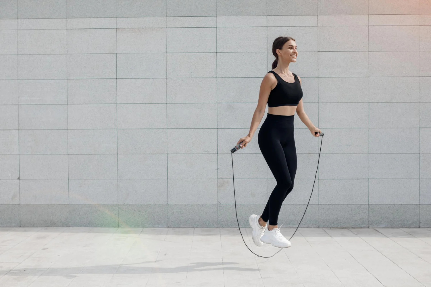 Fernanda Turri (31), entrenadora: "Este ejercicio es todo lo que está bien, sustituye al cardio, se hace en casa y quema el doble de calorías" 3 Merca2.es Analizamos si esta práctica es realmente la solución universal que parece o si tiene alguna contraindicación.