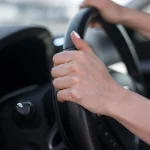 Evita la multa de 200 euros y la pérdida de 4 puntos: el error común al volante que muchos conductores cometen, alertado por la DGT
