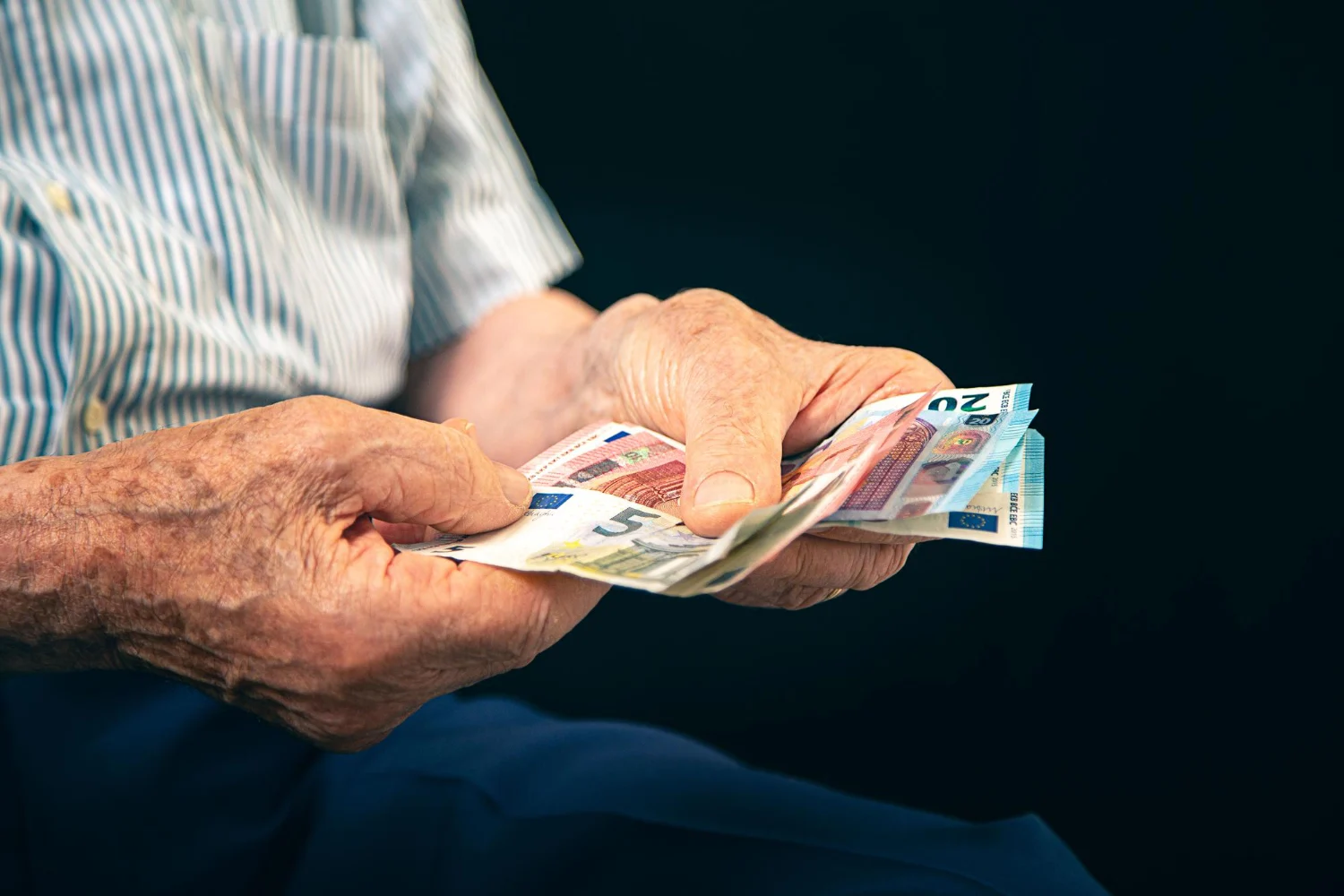 Desde 2022 es obligatorio para jubilados, pero pocos lo saben: los 5 trámites que tu banco debe hacerte gratis 1 Merca2.es Este es uno de los cambios más importantes del protocolo, una medida pensada para acabar con las barreras de acceso a los servicios bancarios para los jubilados.