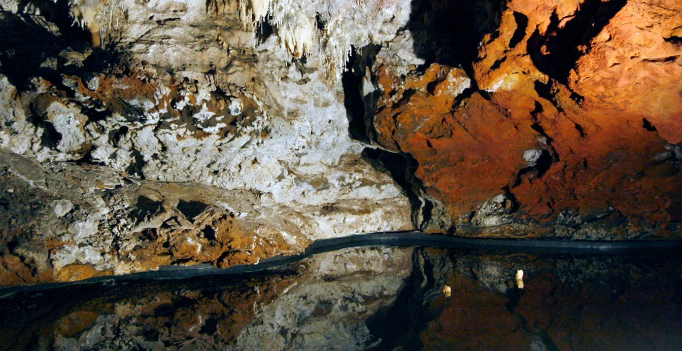 La 'Capilla Sixtina' bajo tierra que se esconde en Cantabria: la cueva única en el mundo por sus cristales que desafían la gravedad