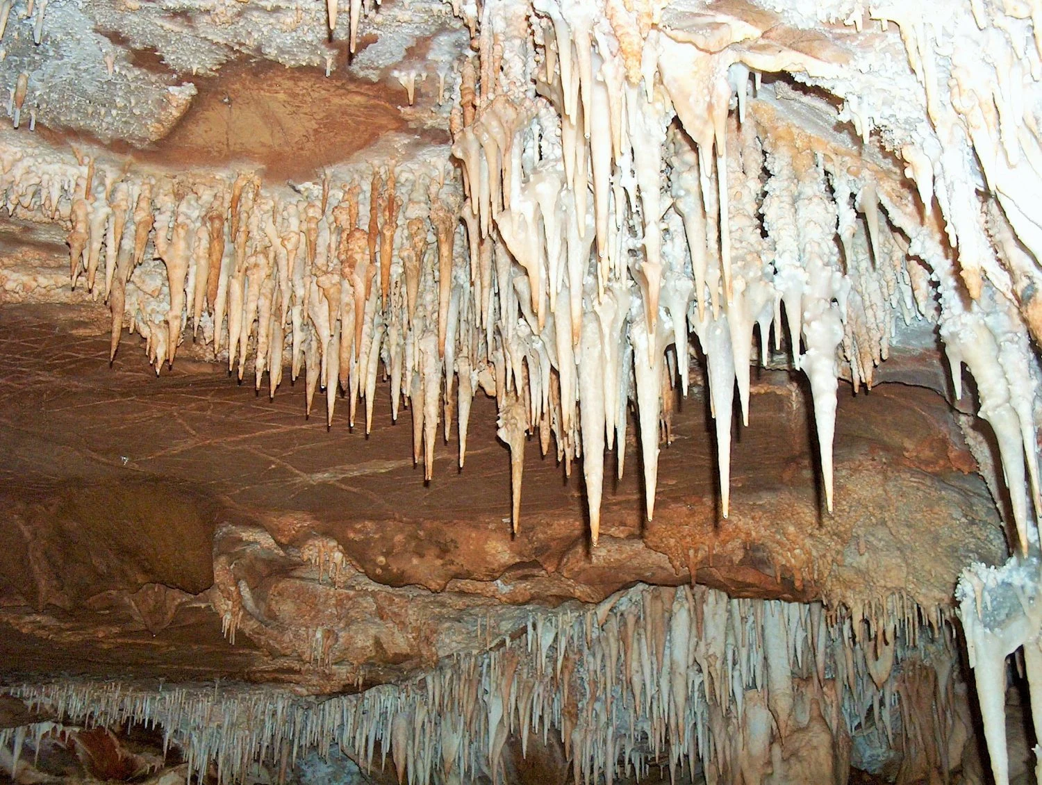 La gruta natural en León que parece una catedral subterránea y casi nadie conoce