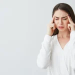 Si te duele la cabeza, no busques una pastilla: el truco de un neurólogo que alivia la tensión en minutos