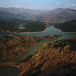 Un lago escondido en Guadalajara conquista a los madrileños: así es el rincón entre montañas que pocos conocen