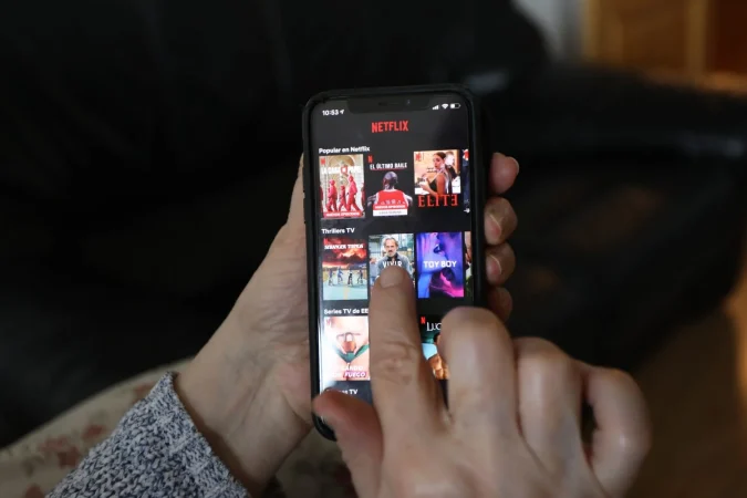 Netflix prueba suerte en Japón con el béisbol en directo y busca plantar cara a Amazon y Disney en Asia 1 Merca2.es Una persona hace uso de la plataforma de streaming Netflix. Fuente: Agencias