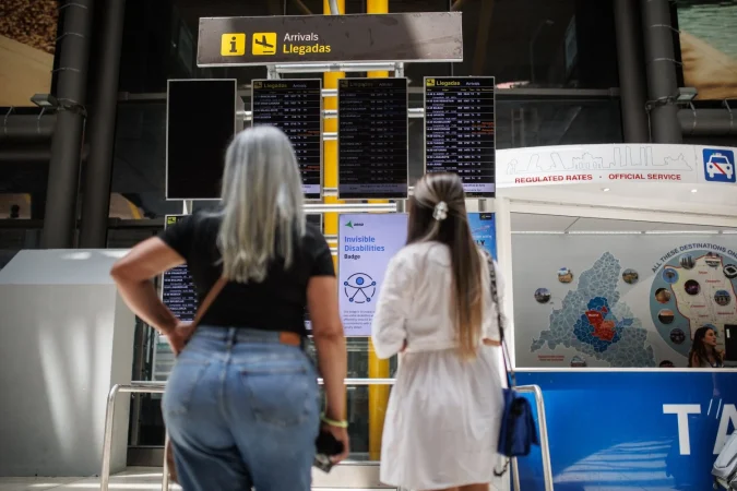 Turkish Airlines: la compra de Air Europa rompe el dominio de IAG y anticipa nueva pugna en el mercado aéreo 1 Merca2.es Dos pasajeras observan un panel de llegadas en la Terminal T4 del Aeropuerto Adolfo Suárez-Madrid Barajas. Fuente: Agencias.