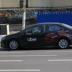 Usuarios denuncian que Uber infla precios hasta el doble durante la Feria de Málaga frente al taxi fijo
