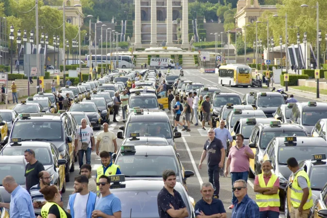 Más de 5.000 taxistas sirven de salvavidas para Uber y Free Now en Barcelona 1 Merca2.es El taxi de Barcelona protesta con Uber y las VTC. Fuente: Agencias
