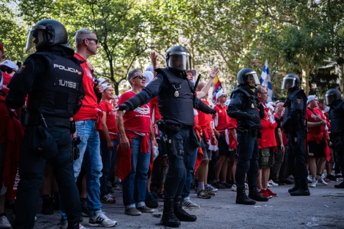 LaLiga hace caja, los ciudadanos pagan: 8 años de silencio de Tebas ante la petición policial de cubrir la seguridad 1 Merca2.es Agentes de Policía frente a decenas de aficionados del FC Union Berlin en el Paseo de la Castellana, a 20 de septiembre de 2023, en Madrid. Fuente: Agencias