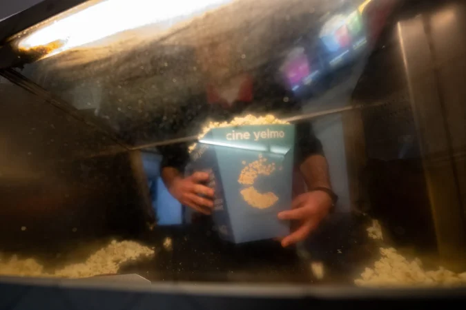 FACUA carga contra Yelmo Cines por prohibir comida externa: “Es un abuso de derechos del consumidor” 1 Merca2.es Cubo de palomitas de Cine Yelmo en Barcelona. Fuente: Agencias