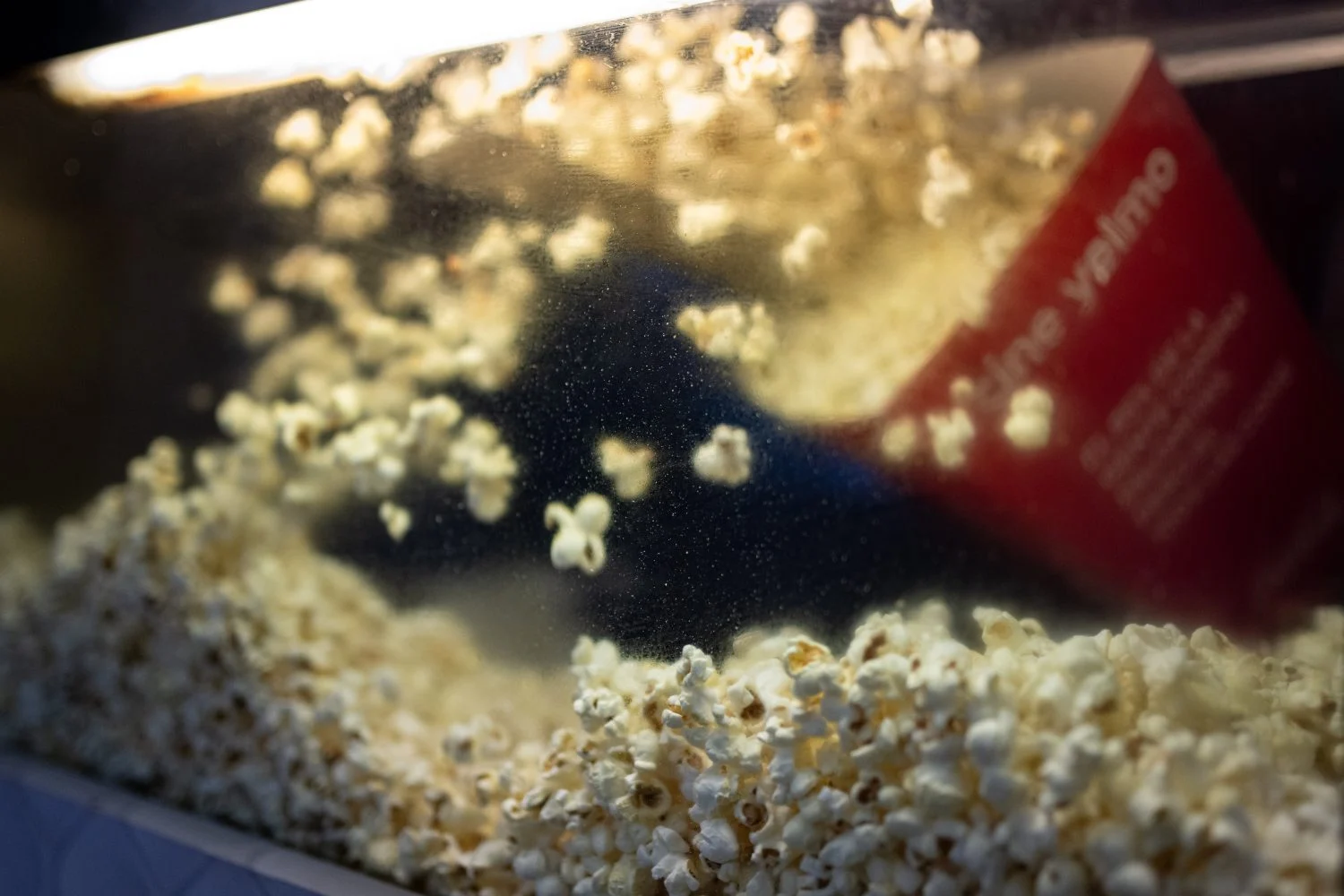 Un empleado prepara un cubo de palomitas antes de ver ‘Wonka’, la última proyección del cine Comedia, a 14 de enero de 2024, gestionado hasta ese día por Yelmo. Fuente: Agencias
