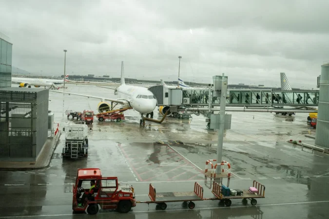 Un avión de Vueling aparcado en la pista en el aeropuerto de El Prat, a 19 de enero. Fuente: Agencias