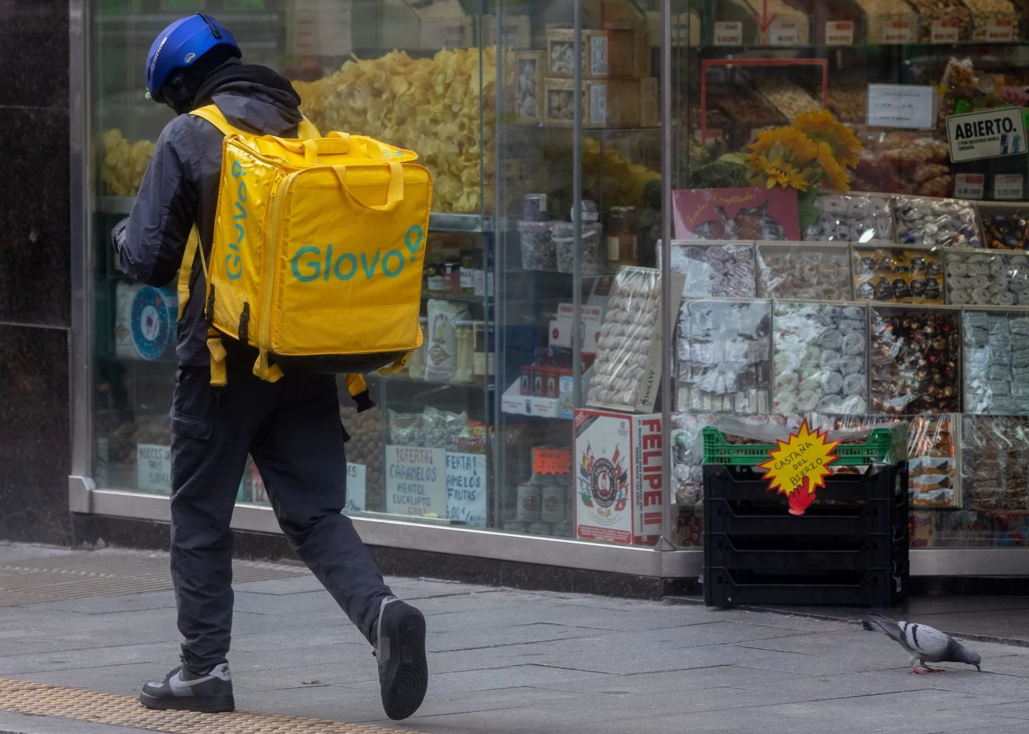 Un repartidor de Glovo, a 2 de diciembre de 2024, en Madrid (España). Fuente: Agencias
