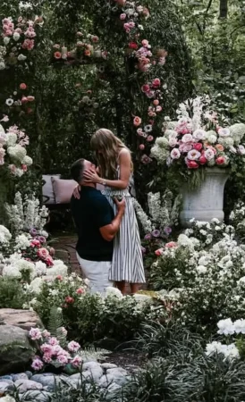 Ralph Lauren aprovecha el tirón del compromiso de Taylor Swift y Travis Kelce para reforzar su marca global 1 Merca2.es Foto compromiso Taylor Swift con el vestido agotado de Ralph Lauren