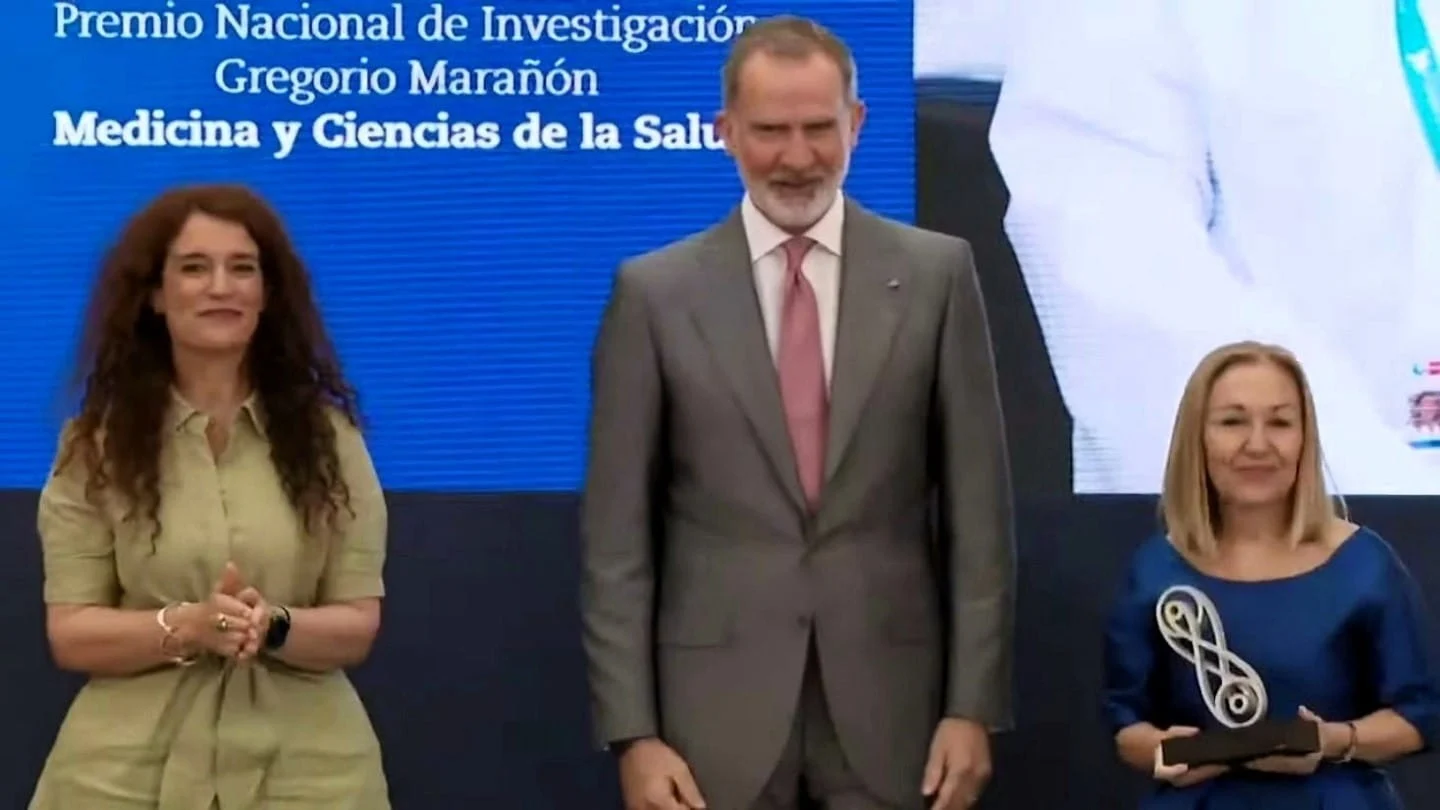 La Dra. Carmen Ayuso, directora científica del Instituto de Investigación Sanitaria de la Fundación Jiménez Díaz, recibe del Rey el Premio Nacional de Investigación 2024 en el área de Medicina y Ciencias de la Salud