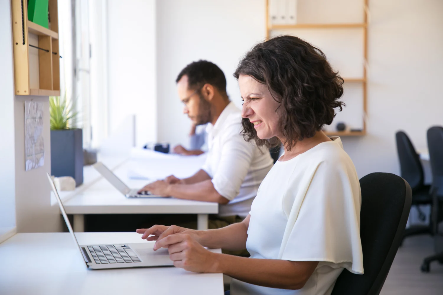 Los datos que maneja LinkedIn señalan directamente a los trabajos basados en la repetición y la gestión de información simple como los primeros en caer.