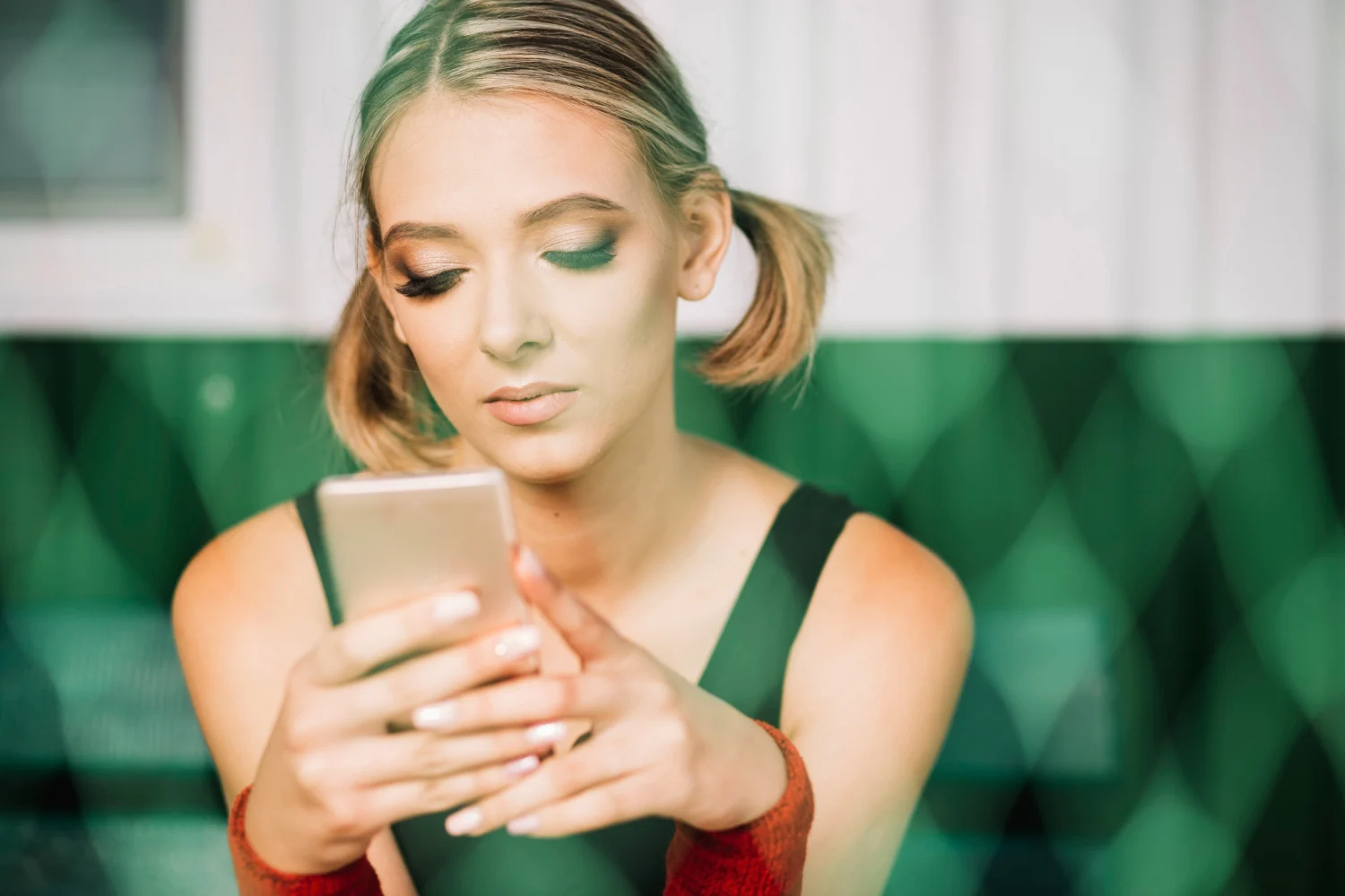 Este ingenioso método de WhatsApp no solo te da intimidad, sino que mejora tu experiencia de uso de múltiples maneras. Fuente: Freepik 