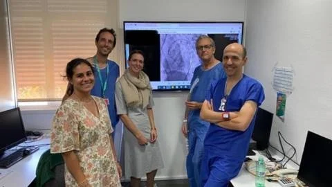 La Fundación Jiménez Díaz realiza con éxito el primer implante de válvula aórtica percutánea con protección embólica del arco aórtico 1 Merca2.es Servicio de Cardiologia Intervencionista del Hospital Universitario Fundacion Jimenez Diaz Merca2.es