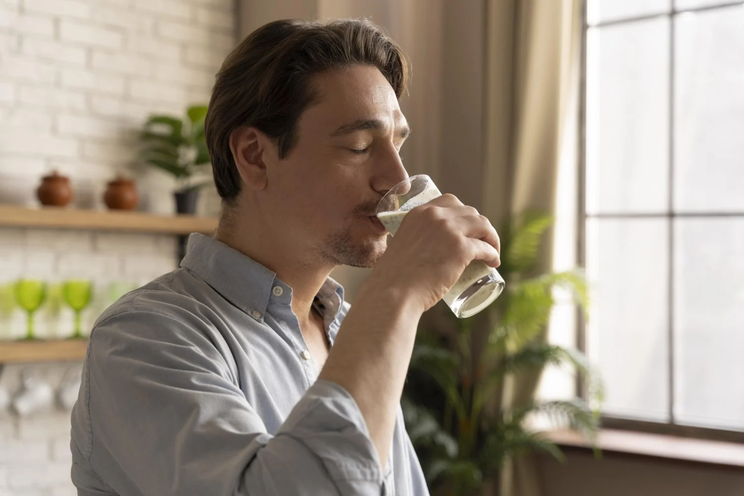 Descubre por qué la cantidad de 2 litros de agua no aplica a todos y cómo calcular tu ingesta ideal según tu peso y estilo de vida. Fuente: Freepik 
