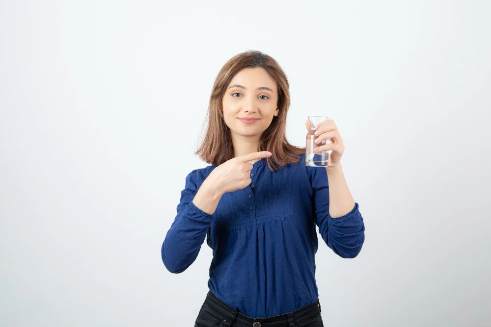 Averigua los riesgos para la salud de consumir más de 2 litros de agua de lo necesario, así como las consecuencias de una hidratación insuficiente. Fuente: Freepik 
