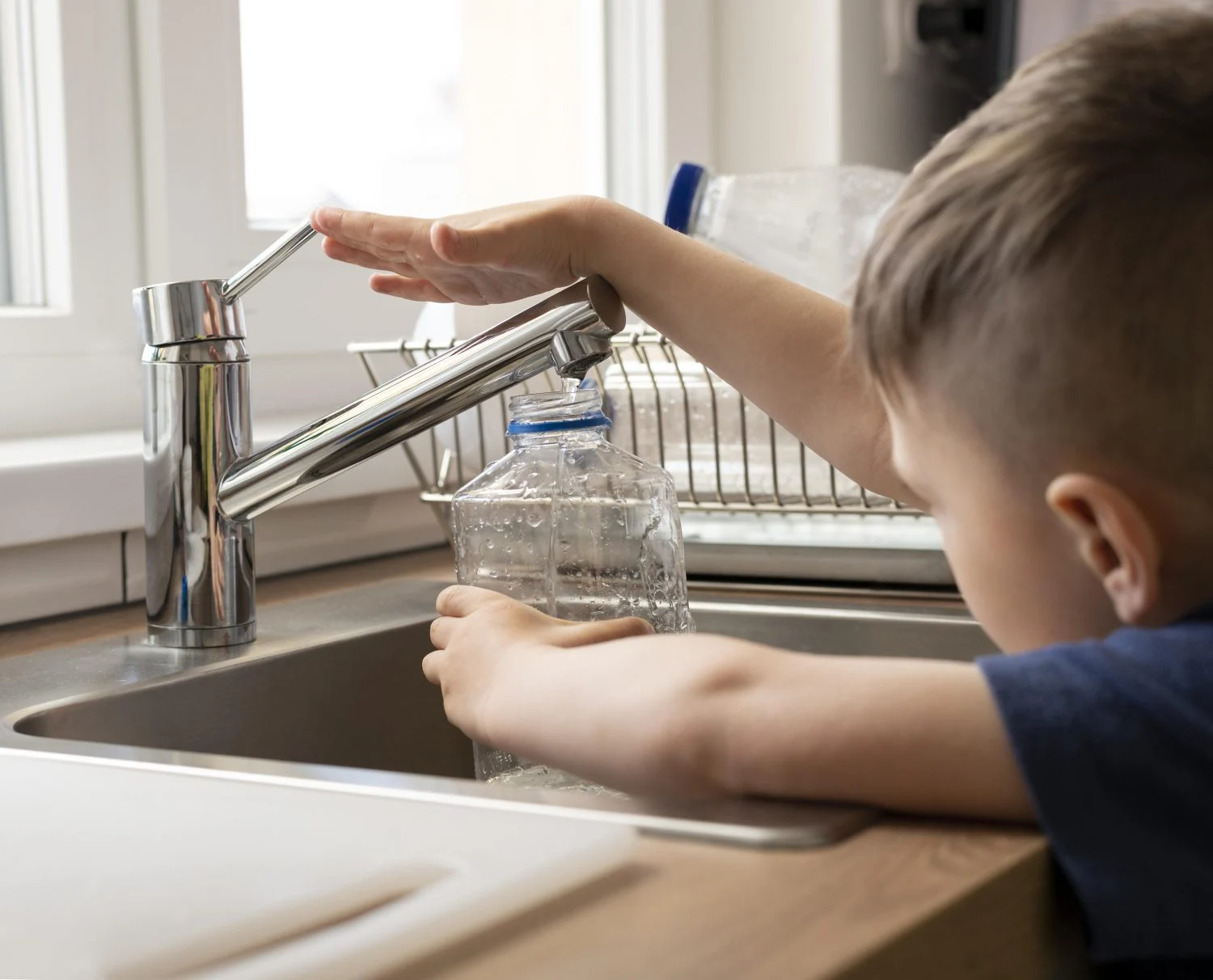 La recomendación de beber 2 litros de agua diarios es un mito simplista que no se adapta a las necesidades individuales de cada persona, según el Dr. Miguel Ángel Ruiz.