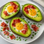 Aguacates rellenos de huevo y beicon: la receta fácil y deliciosa para un brunch irresistible