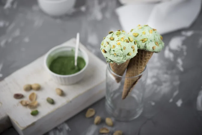 alto angulo de helado de pistacho con nueces Merca2.es