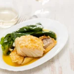 El secreto del bacalao confitado que triunfa en la alta cocina (y es fácil de hacer)