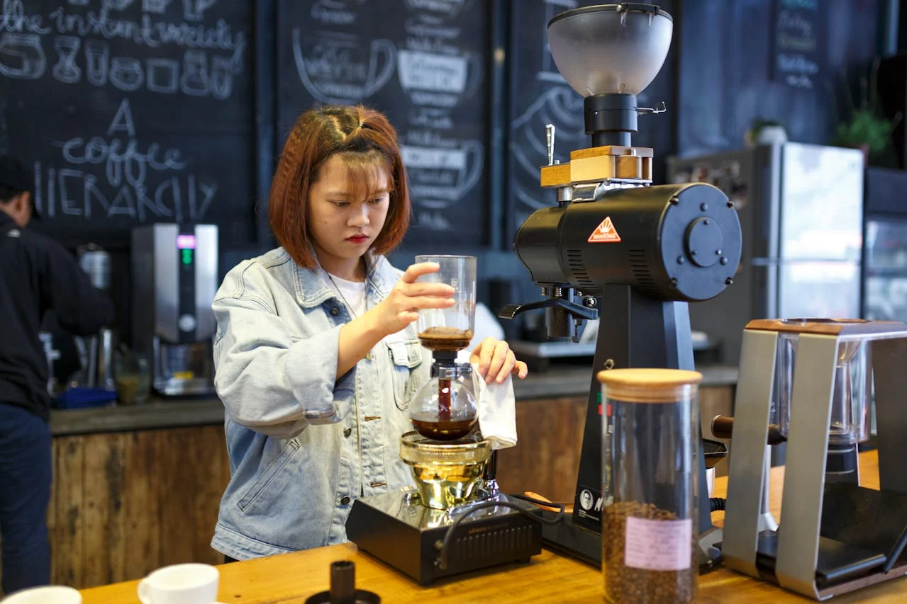 Juan Medina (62) nos explica por qué tu café queda horrible: "El 90% de los españoles prepara el café mal" 3 Merca2.es Juan Medina (62) nos explica por qué tu café queda horrible: "El 90% de los españoles prepara el café mal"