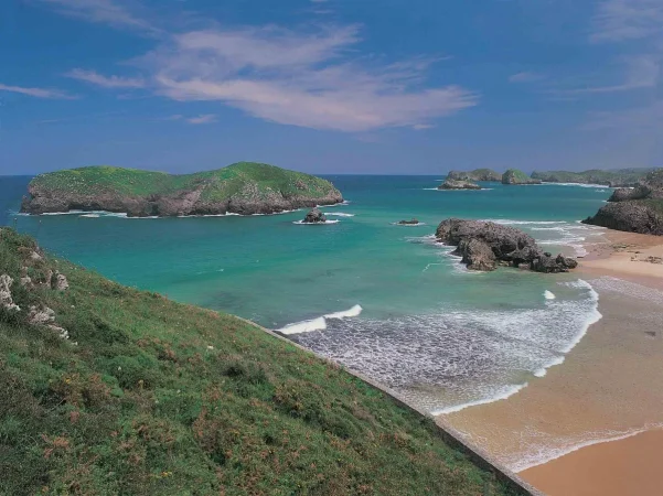 PLAYAS ENTRE ACANTILADOS Y BOSQUES