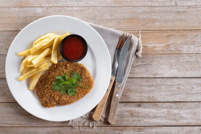 cachopo comida tradicional de asturias espana carne de filete en pan sobre un fondo de pizarra negra 1 Merca2.es