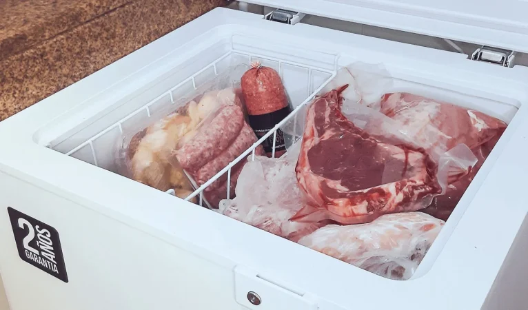 A veces, el mayor peligro no está solo en cómo vas a recalentarlo, sino en lo que hiciste con el pollo justo después de cocinarlo la primera vez. Fuente: Freepik 