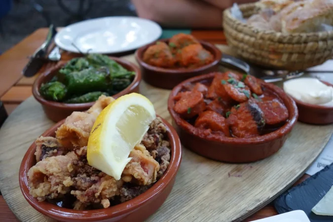 Gonzalo Pedresa (49), chef: "Estas son las 3 calles de Madrid donde se comen las mejores tapas que he probado" 2 Merca2.es Es una experiencia que conecta con las raíces de la hostelería madrileña, un tesoro por descubrir. Fuente: Freepik