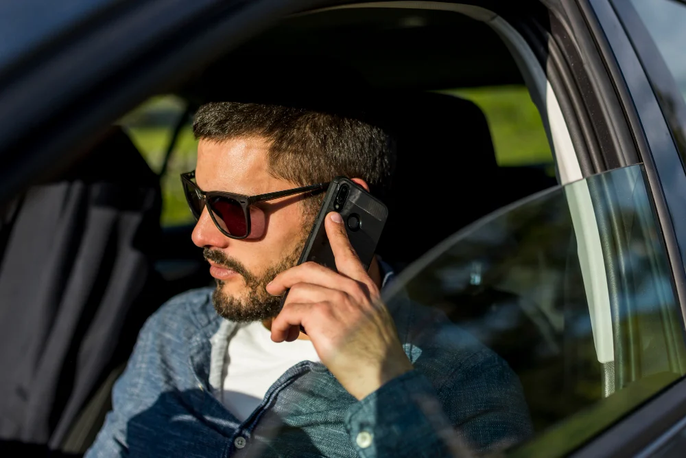 Por qué llevar gafas de sol polarizadas puede ser peligroso al conducir por la noche