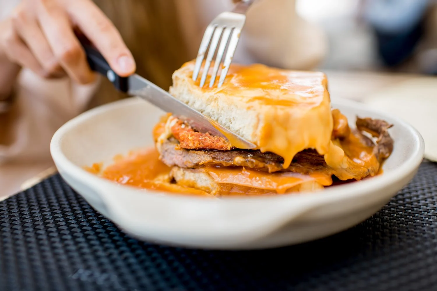 Francesinha, el sándwich portugués que conquista paladares con su salsa irresistible