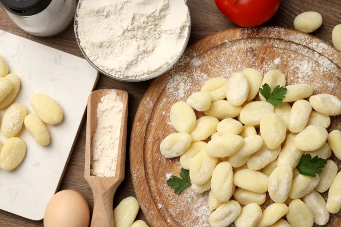 concepto de cocina con vista superior de noquis de patata cruda Merca2.es