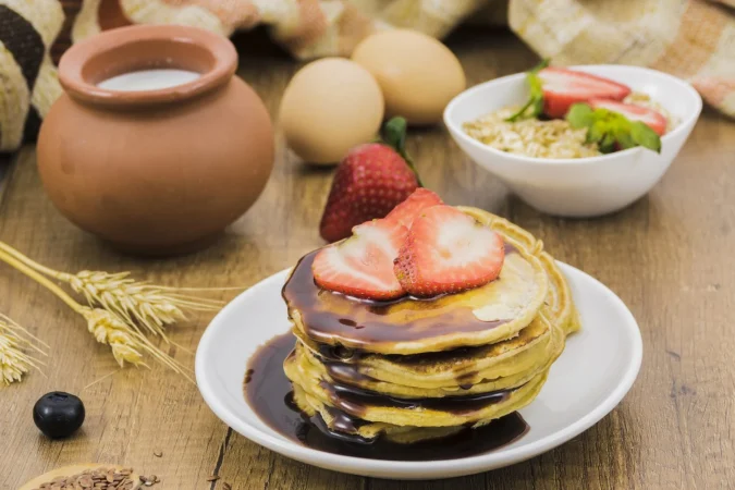 desayuno con tortitas y fresas Merca2.es