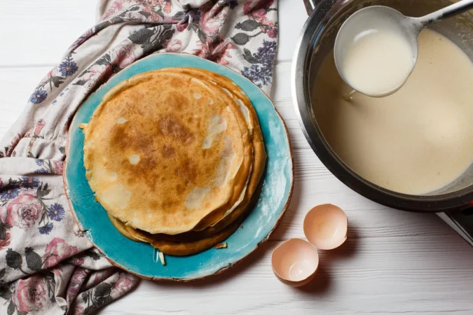el proceso de hacer panqueques finos tradicionales panqueques y un bol con una prueba sobre la mesa Merca2.es