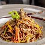 Yakisoba de ternera y verduras en 10 minutos: la receta fácil para un sabor oriental en casa
