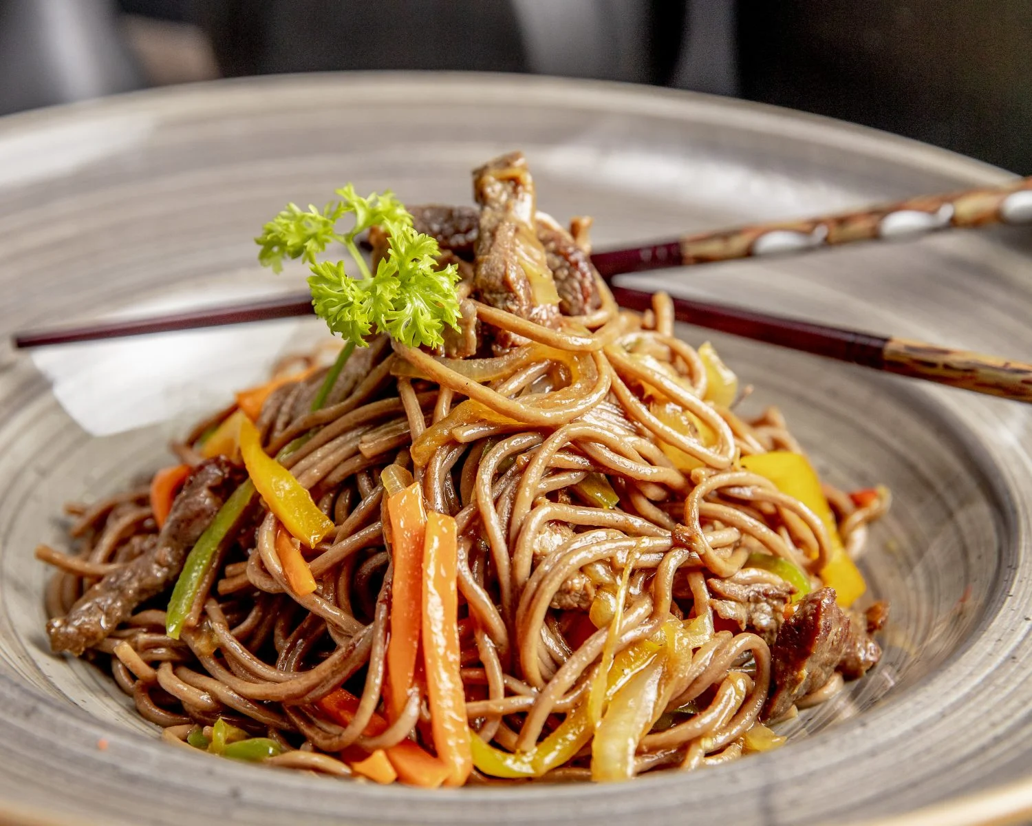 Yakisoba de ternera y verduras en 10 minutos: la receta fácil para un sabor oriental en casa