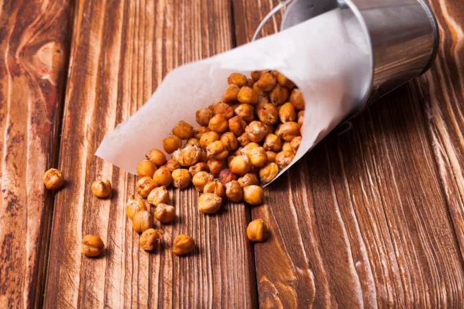garbanzos horneados picantes en un cubo de metal sobre el fondo de madera Merca2.es